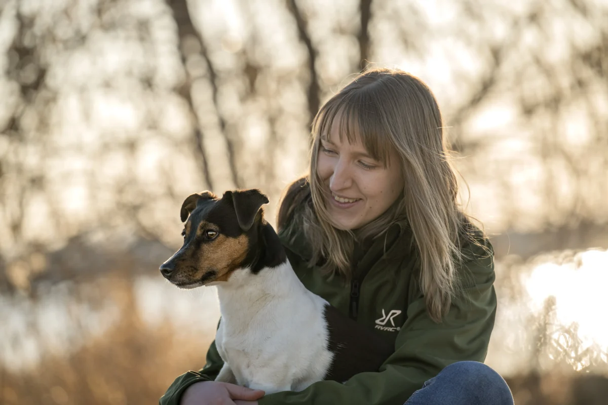 Ein Jack Russel gemeinsam mit seinem Frauchen schauen in den Sonnenuntergang