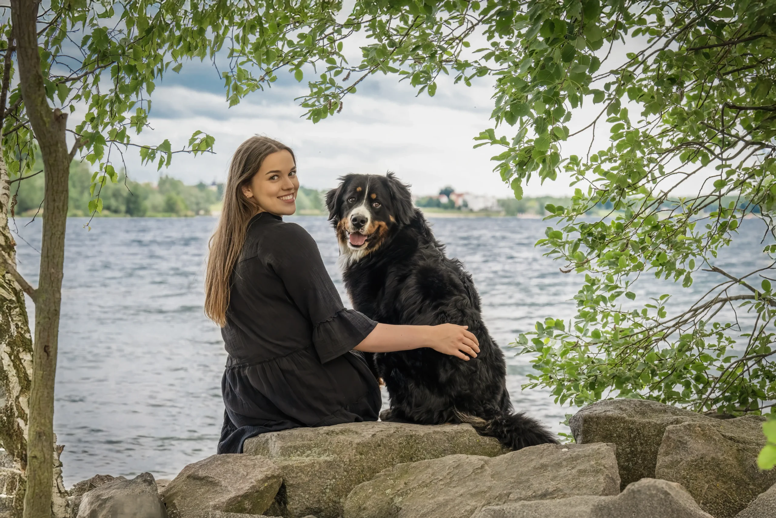 Hund und sein Frauchen am Wasser
