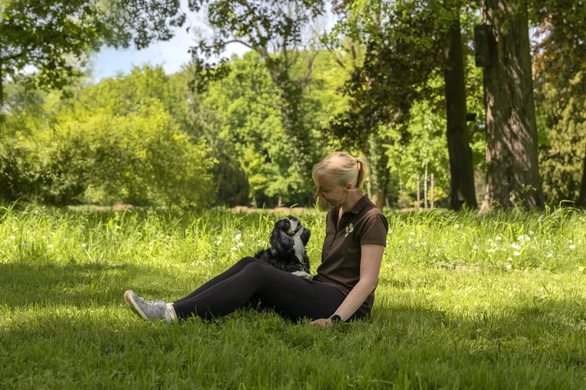 Eine Frau und ein kleiner Hund im Park