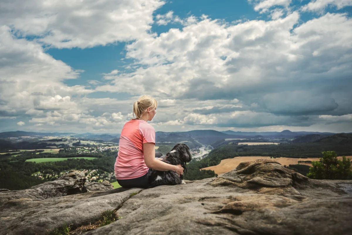 Eine Frau und ein Hund auf dem Lilienstein