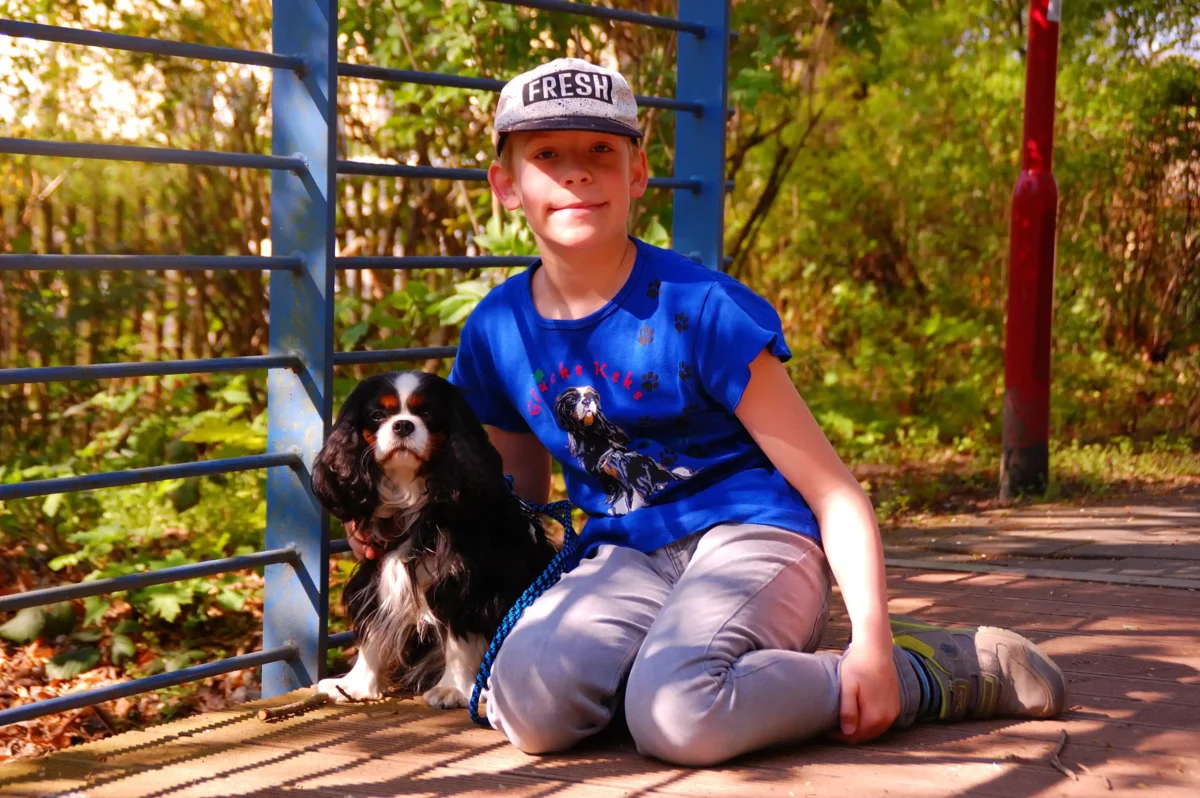 Ein Kleiner Hund mit einem Jungen