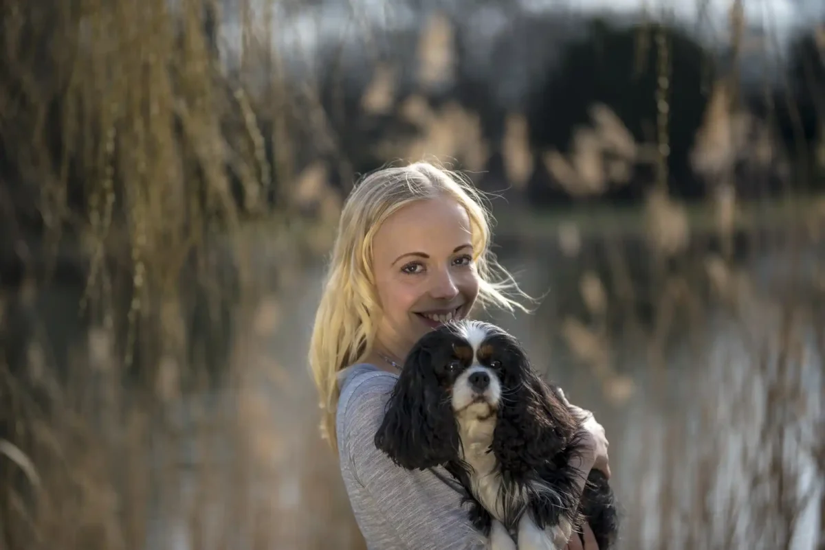 Eine Fotografin mit professioneller Kamera