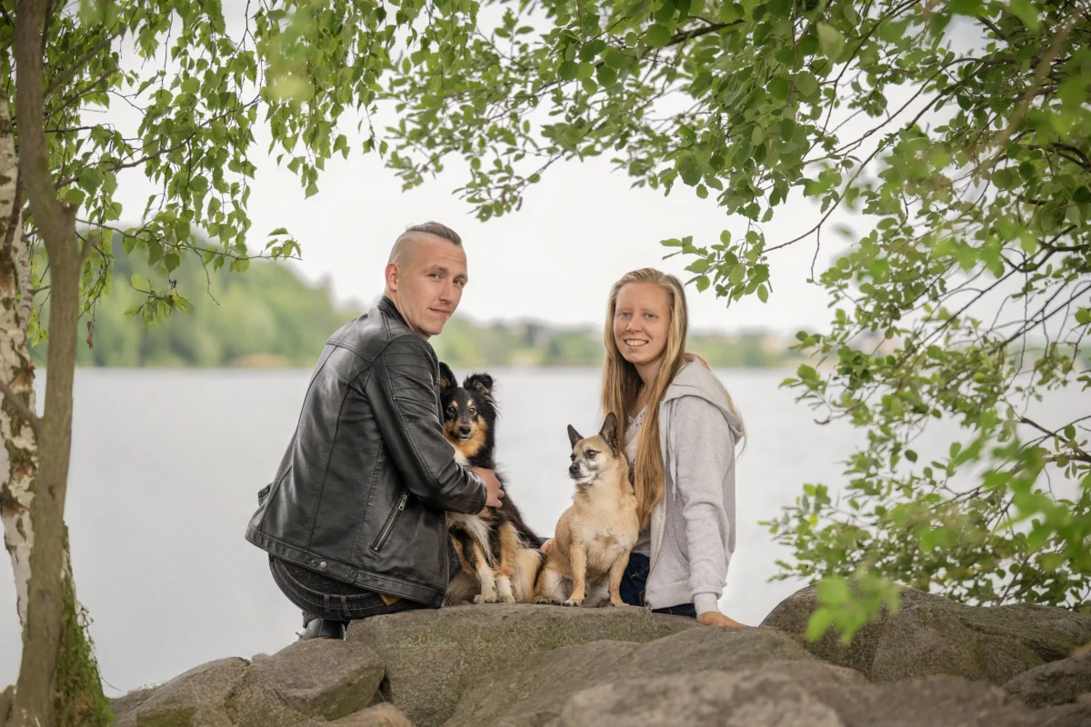 Zwei Menschen am See mit zwei Hunden