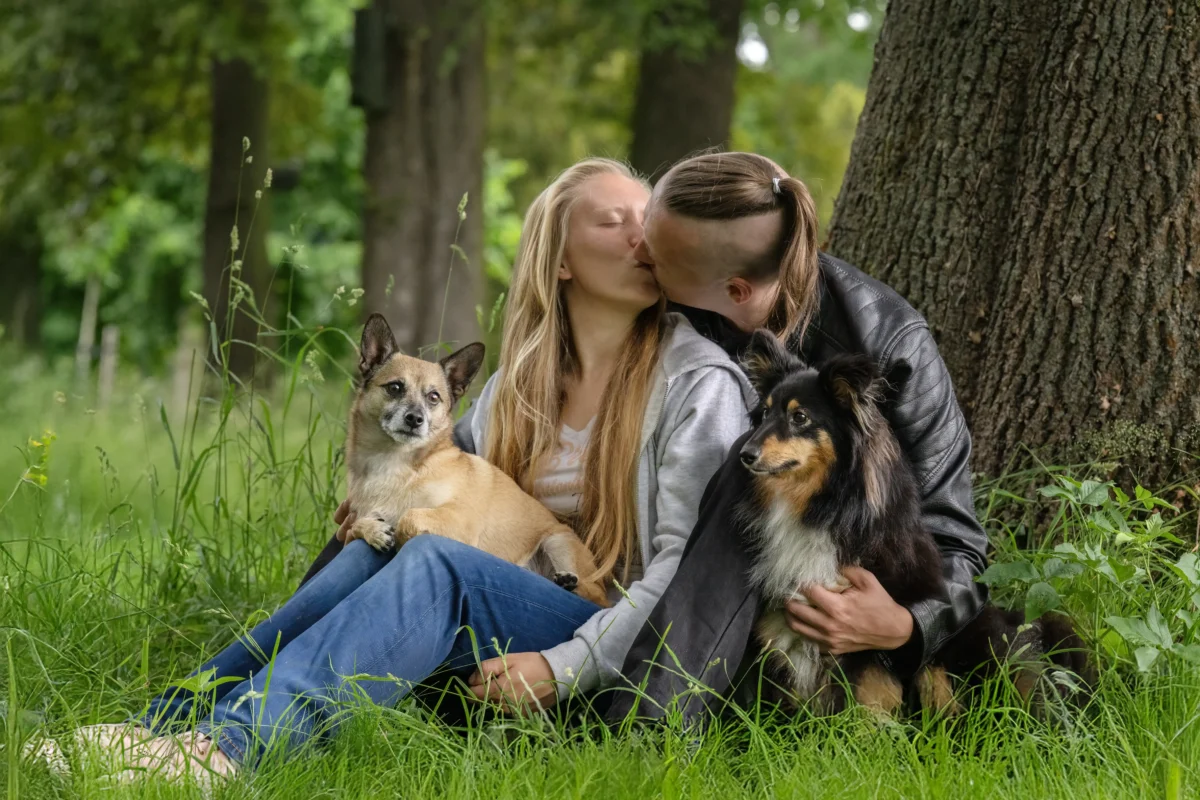 Ein verliebtes Paar mit zwei Hunden