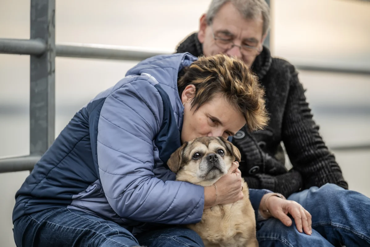 Eine Frau küsst ihren Hund