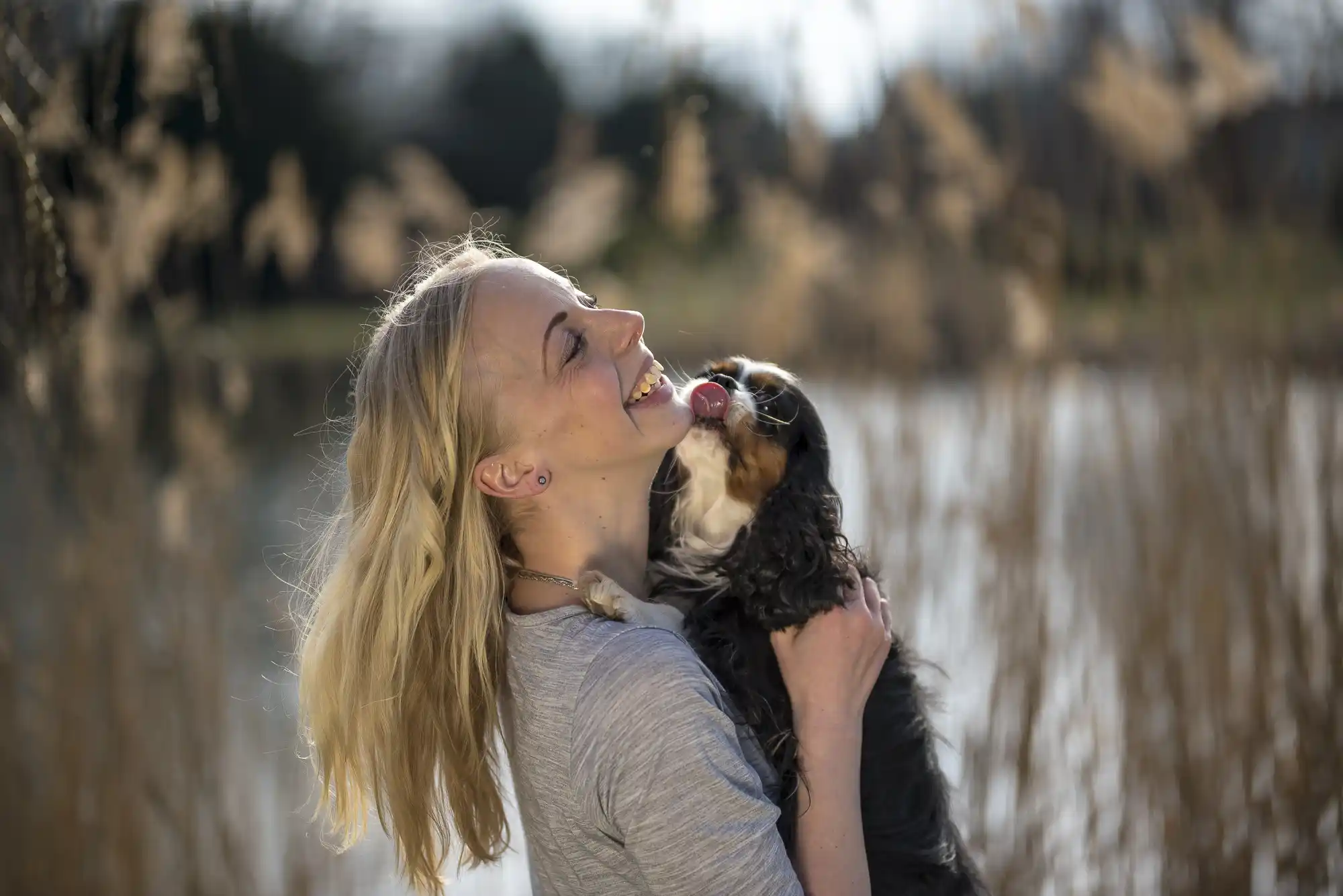 Eine junge Frau mit einem Cavalier King Charles Spaniel