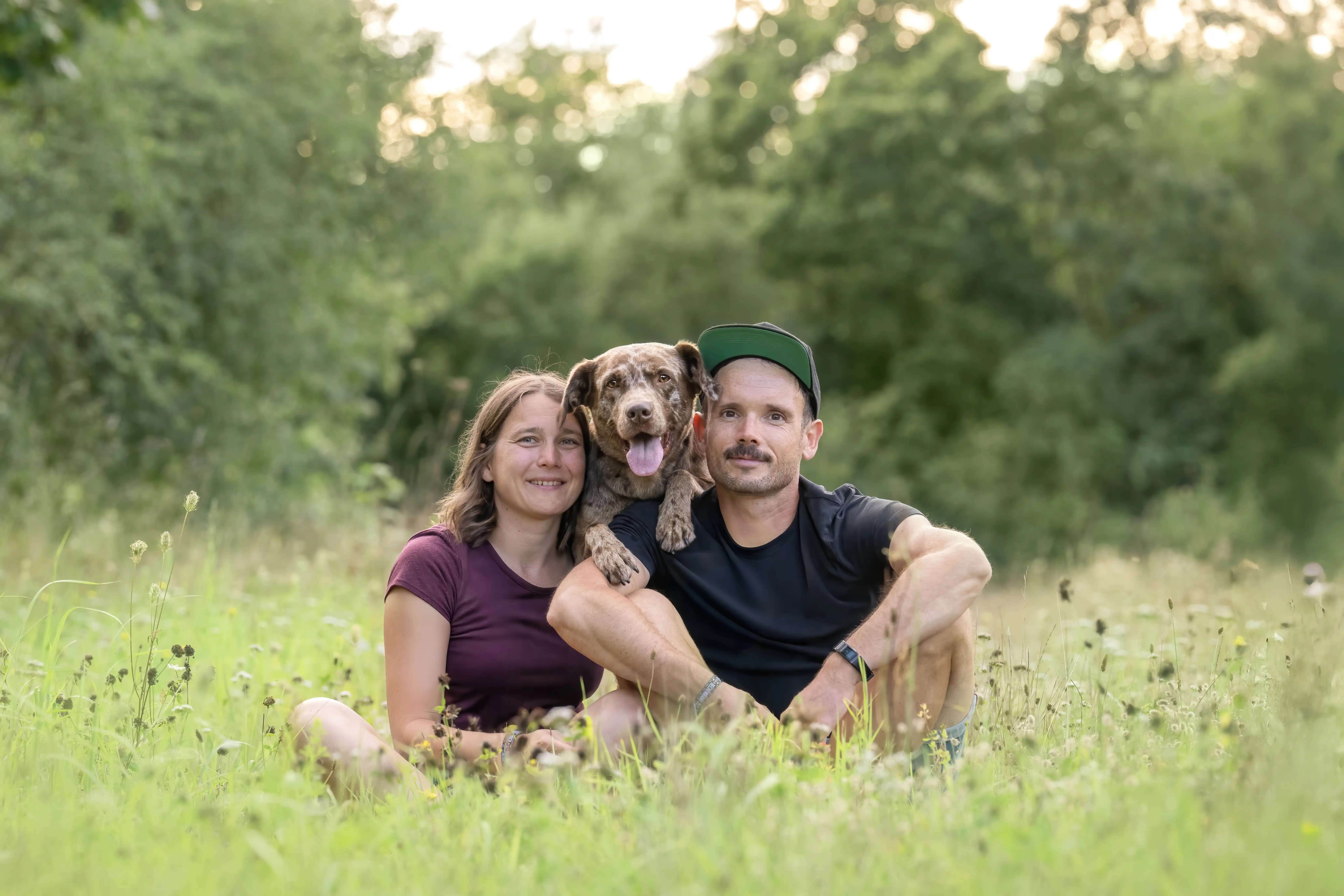 Zwei Menschen mit ihrem Aussiedor Rüden
