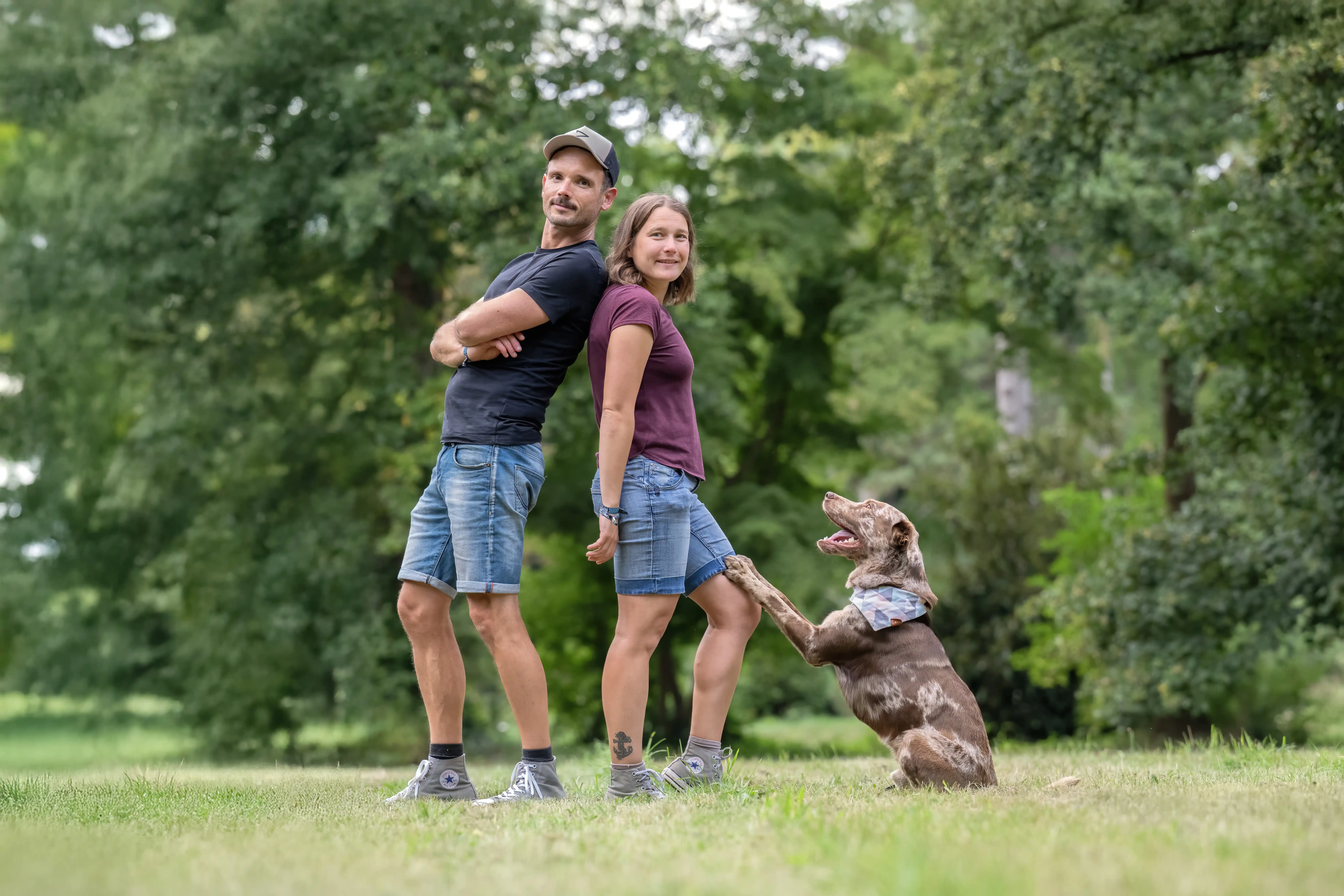 Zwei Menschen mit ihrem Aussiedor Rüden