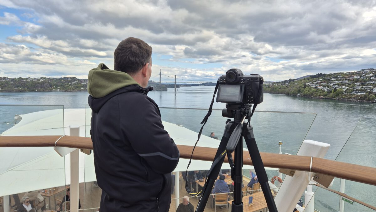 Ein Mann mit einer kamera an Board der Mein Schiff 3